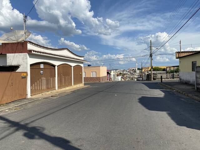 #1006 - Casa para Venda em Santo Antônio do Monte - MG